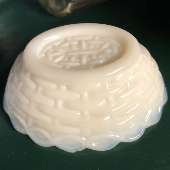 Vintage White Opaline Milk Glass Hen on Nest Salt Cellar WESTMORELAND - Picture 5 of 8